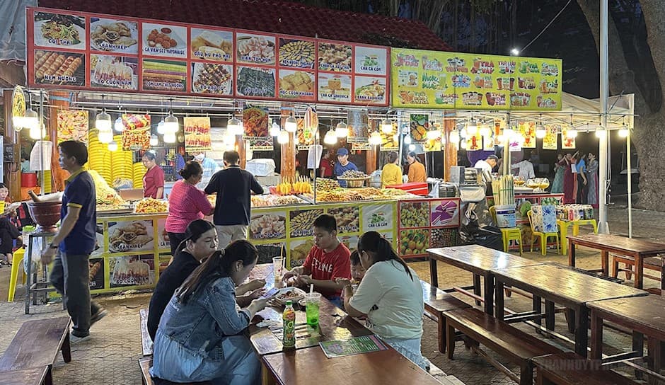 Ẩm thực đêm Phạm Văn Đồng